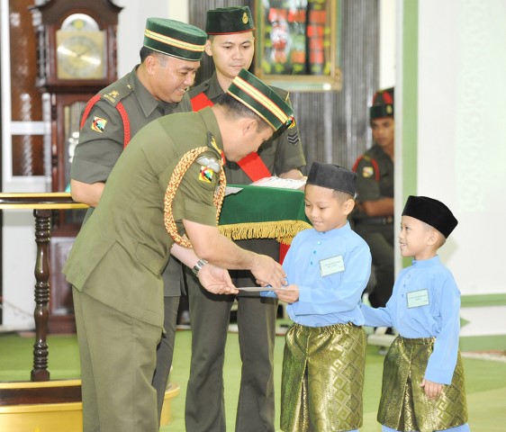 Special Children received donations from RBAF Commander YDM Pehin Datu Pekerma Jaya Major General Dato Paduka Seri Mohd Tawih bin Abdullah